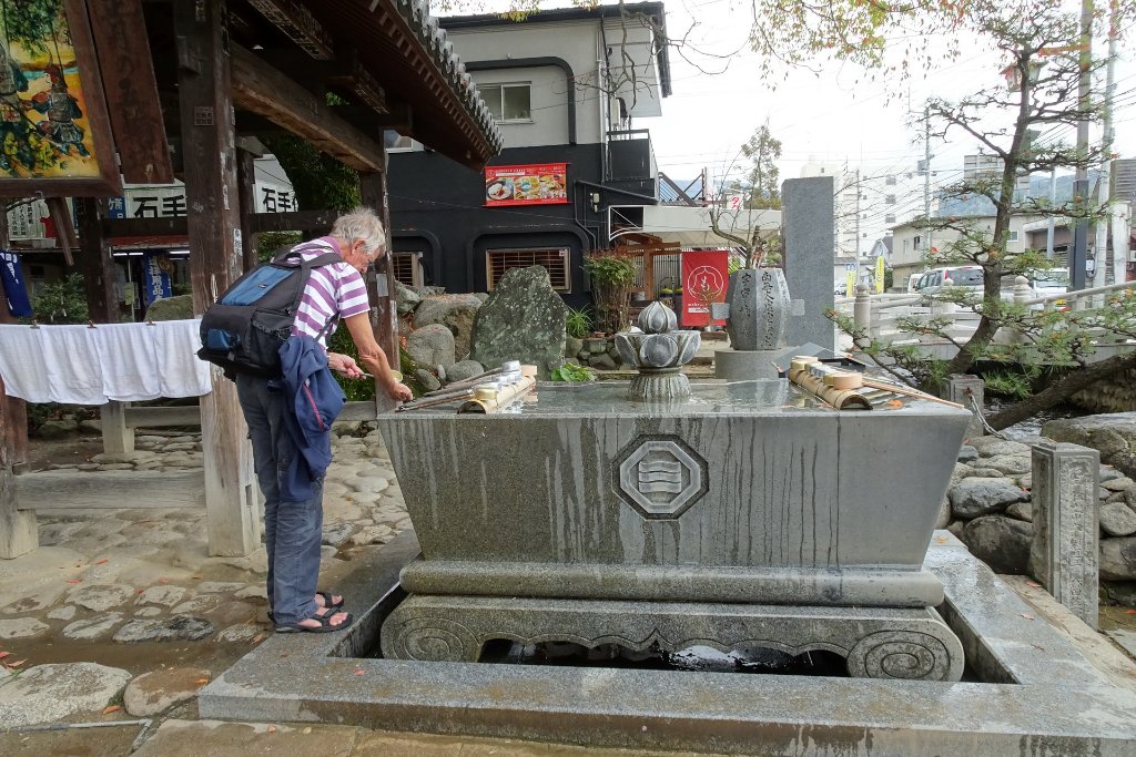 08-Hand washing before entering the Ishite-ji.jpg -                                
